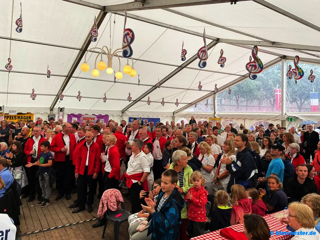 Viele Gäste und Orchterteilnehmer/inne im Festzelt bei der Begrüßung