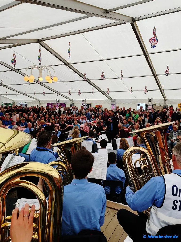 Begeisterterung im Festzelt mit ganz vielen Besuchern