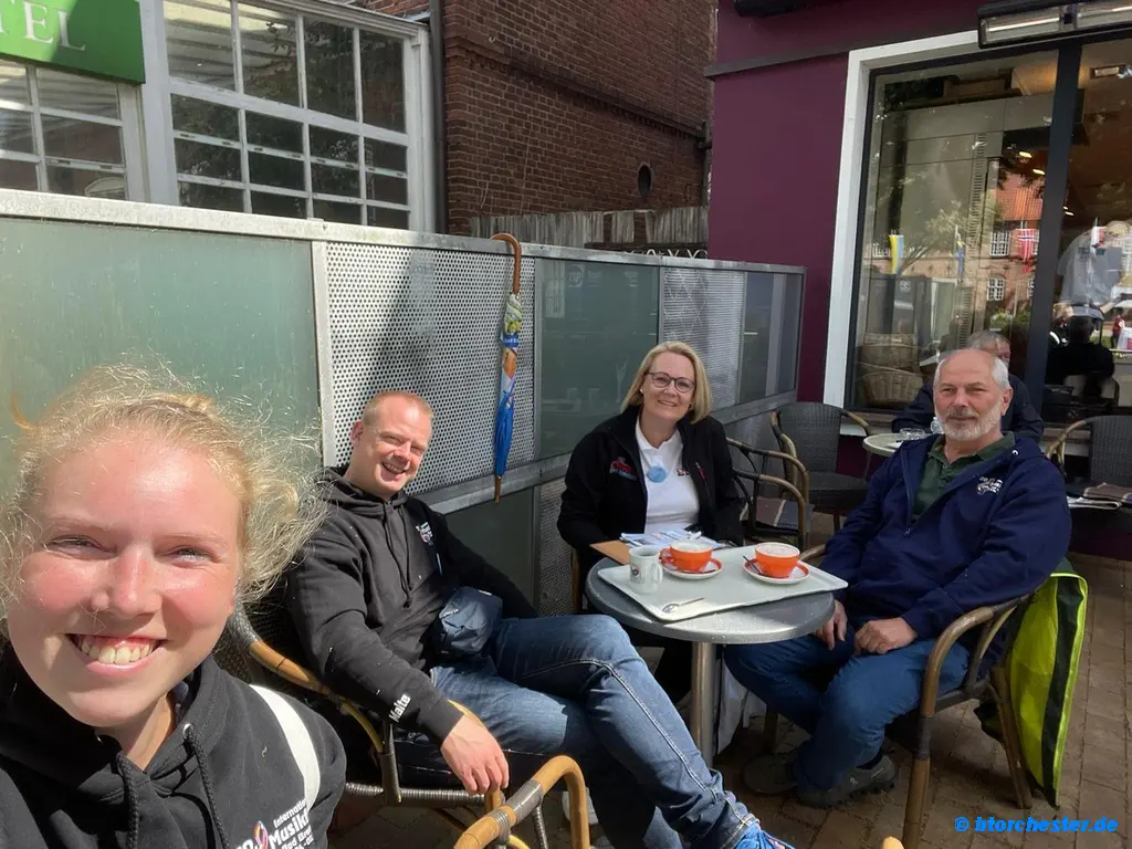 Lagebesprechung bei Kaffee mit dem Vorstand