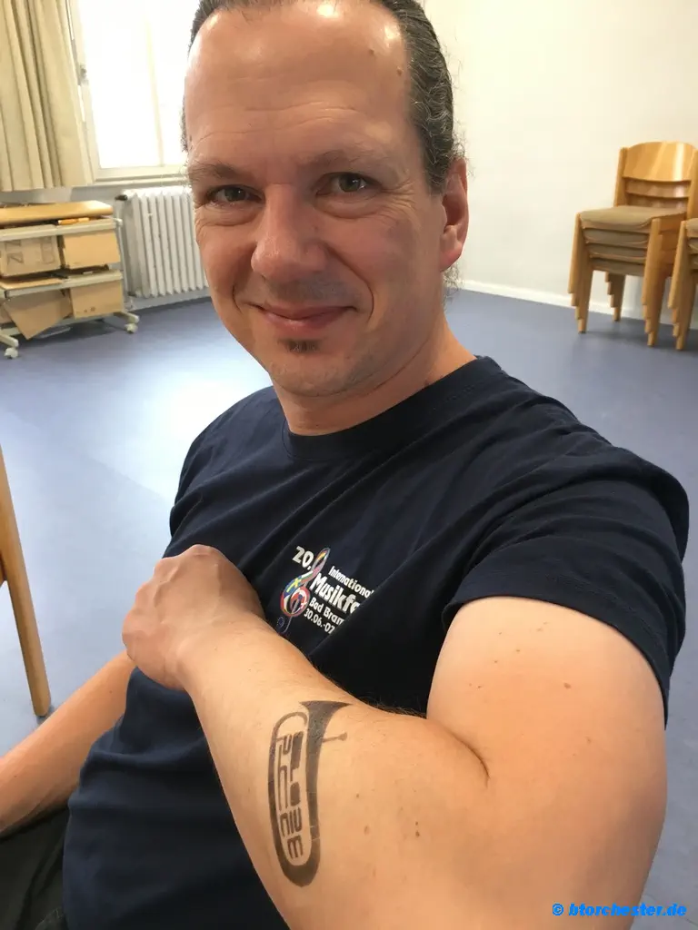 Matthias und sein Tatoo - ob das wieder abgeht?