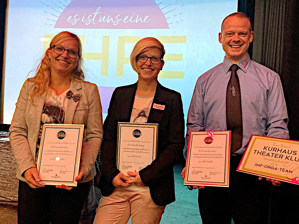 Susanne Dibbert (von links), Andrea Hänf und Dr. Malte Noack freuten sich über die Ehrung der Stadt Bad Bramstedt.  Foto: Michel Kasbohm