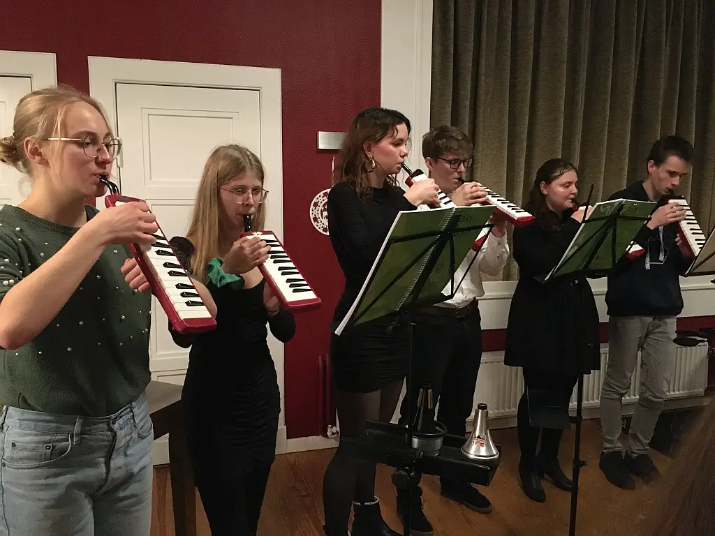 Sie sind alle zehn Jahre im BT Orchester und hatten ihr Ausbildungsinstrument, die Melodica, wieder ausgepackt: Sophia Buchweitz, Lotta Gerhards, Magdalena Schwalgin, Miko Fraikin, Julia Gette und Jakob Lauschbach.   Foto: Susanne Otto