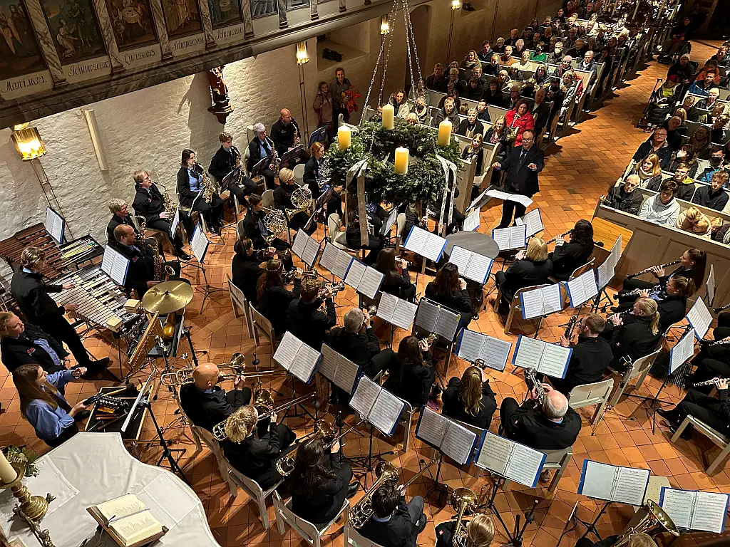 In der voll besetzten Kirche spielte das BT Orchester sein Weihnachtskonzert am dritten Advent.  Foto: Moritz Schwalgin