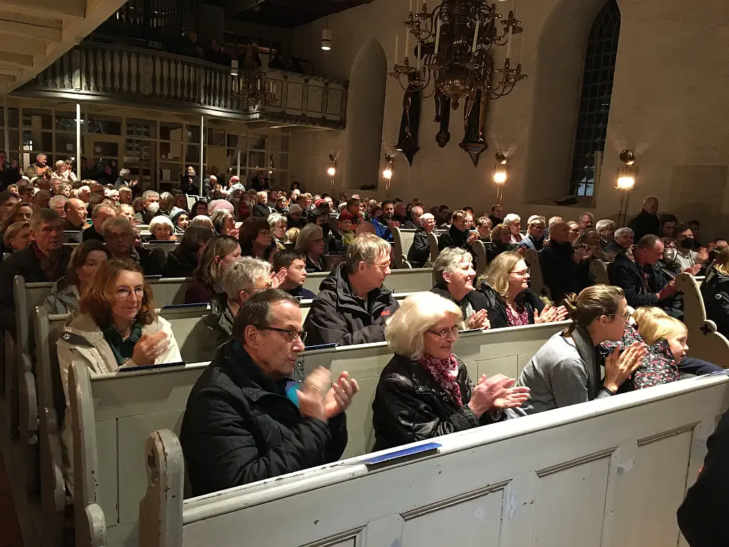 Die Kirche war voll besetzt und das Publikum applaudierte dankbar.    Foto: Susanne Otto