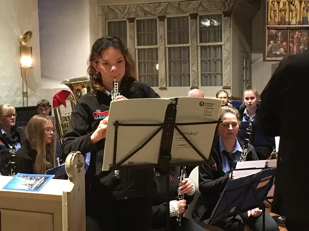 Die 17jährige Magdalena Schwalgin brillierte mit dem Konzert für Oboe. Dabei wurde sie von einem kleinen Ensemble aus dem BT Orchester begleitet.  Foto: Susanne Otto