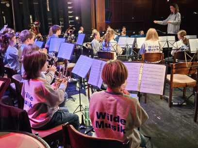 Auftritt vor großem Publikum: Konzentriert spielten die Kinder unter der Leitung von Magdalena Schwalgin.