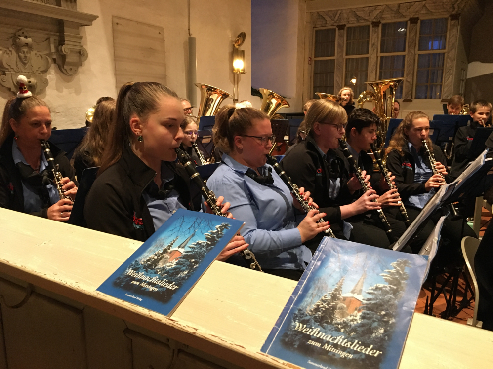 Nach dem Konzert werden wieder Weihnachtslieder gesungen.