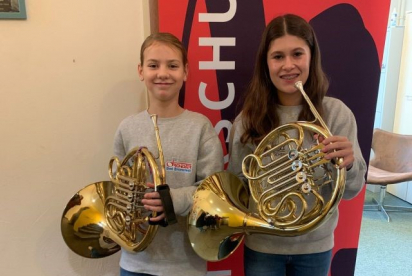 Tilda und Victoria freuen sich über den Erfolg beim Jugendmusikwettbewerb in Neumünster. Foto: Hühner