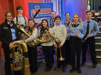 Neu im BT Orchester sind:  Marie-Anne Foerster (54, Tuba, von links), Liam Zabel (15, Fagott), Hannah Reschke (12, Euphonium), Victoria (12, Horn) Maric, Heiko Hoffmann (35, Alt-Saxofon), Raphael Maric (12, Posaune), Christina Hübner (41, Trompete), Florentina Nehls (13, Schlagzeug) und Hanno Hübner (15, Klarinette).    Foto: Susanne Otto