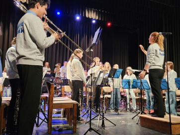 Auch bei der Wilden Musik, hier unter der Leitung von Felina Ahrens, gab es viele Solisten. Hier spielen gerade Elias Lampe (vorne) ein Posaunensolo und Benjamin Lauschbach (hinten) ein Trompetensolo.