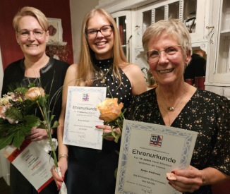 Jessica Tonn, Anna Schacht, Antje Andreas(von links) und Simon Lauschbach (nicht auf dem Foto) wurden für langjährige Mitgliedschaft im BT Orchester geehrt.