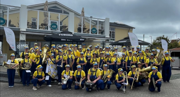 Minions-Gruppenfoto am Hafen, bevor der Umzug startet. Minions-Gruppenfoto am Hafen, bevor der Umzug startet.