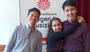 Martha und Elias Lampe freuen sich mit Posaunenlehrer Akiko Kasai (links) über den zweiten Platz beim Bundeswettbewerb.. Foto: Matthias Lampe Martha und Elias Lampe freuen sich mit Posaunenlehrer Akiko Kasai (links) über den zweiten Platz beim Bundeswettbewerb.. Foto: Matthias Lampe