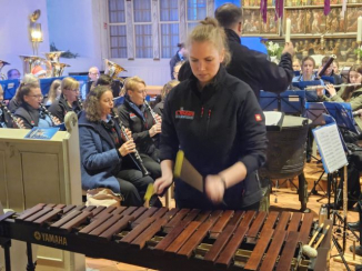 Maike Fraikin stand mit dem Xylophon vor dem Orchester und begeisterte mit ihrem Solo.