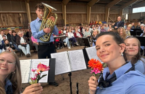 Conor flirtet und spielt ein Solo für Magdalena, (Mitte), Anna (links) und Jördis (rechts).