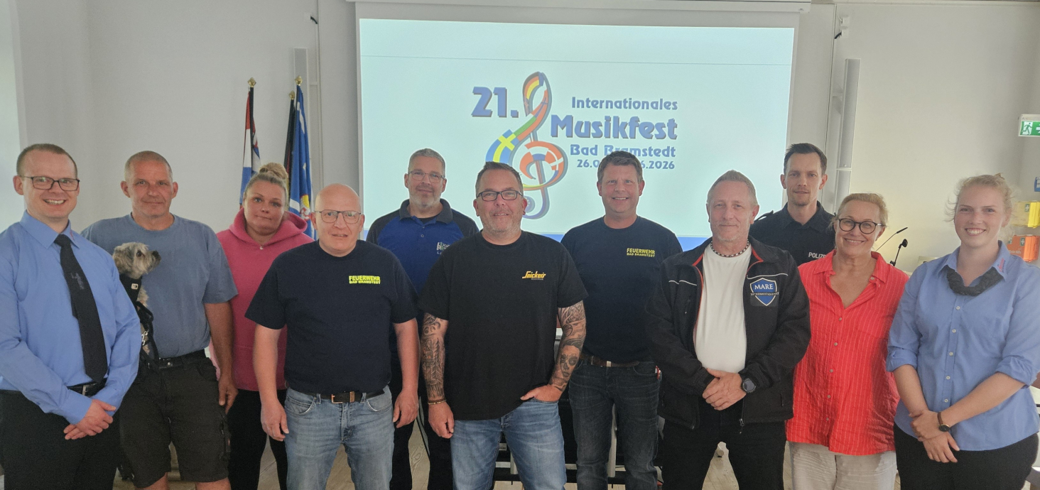   Dr. Malte Noack (links) und Maike Fraikin (rechts) freuen sich auf die Zusammenarbeit mit den Zeltbetreibern Stefan Purrucker (ab 2. von links) und Saskia Sesiani, Oliver Schramm (Feuerwehr), Leif Lamaack (Stadtwerke), Tim Britten (Bauhofleiter), Torsten Fiehring (Feuerwehr), Klaus Kohlwes (Mare Sicherheit), Tim Gnatowski (Polizei) und Simoe Voicu-Pohl (Theaterleiterin)    Foto: Susanne Otto