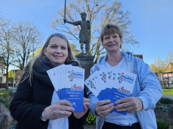 Brigitte Voß (links) und Uta Fraikin bringen Gäste und Gastgeber zusammen.    Foto: Susanne Otto