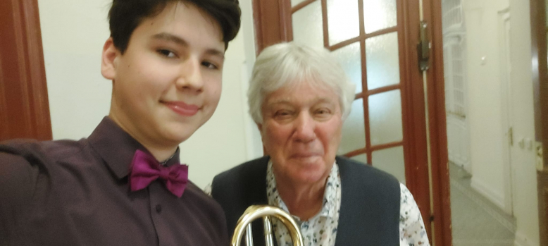 Beim Hamburger Instrumentalwettbewerb ist Elias sogar mit Rolf Zuckowski in der Laeiszhalle aufgetreten.   Selfie: Lampe