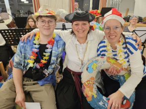 Miko, Carina und Christina im maritimen Outfit