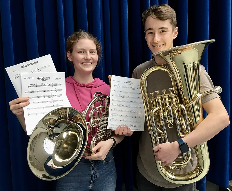 Felina Ahrens (Waldhorn) und Connor Barck (Euphonium) freuen sich schon, wenn sich der Vorhang öffnet und Melodien von Filmen wie "Star Wars" oder "Gabriellas Song" aus "Så som i himmelen" gespielt werden. Foto: Susanne Otto