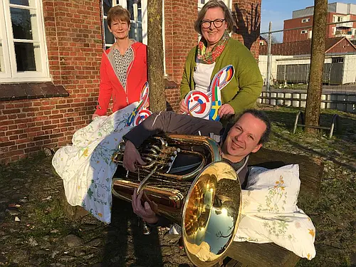 Damit kein Musiker - so wie hier Matthias Lampe mit seiner Tuba - auf der Parkbank schlafen muss, suchen Uta Fraikin (links) und Ute Scheunemann noch private Unterkünfte. Foto: Susanne Otto (honorarfrei)