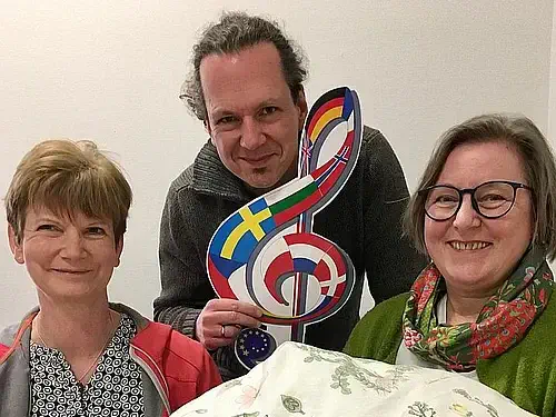 Uta Fraikin (von links), Matthias Lampe und Ute Scheunemann kümmern sich beim 20. Musikfest um die Einquartierung der ausländischen Musiker. Foto: Susanne Otto (honorarfrei)