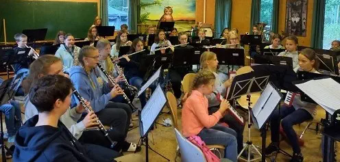 Melodicaspieler und Blasmusiker spielten in dem Orchester "Wilde Musik" gemeinsam.