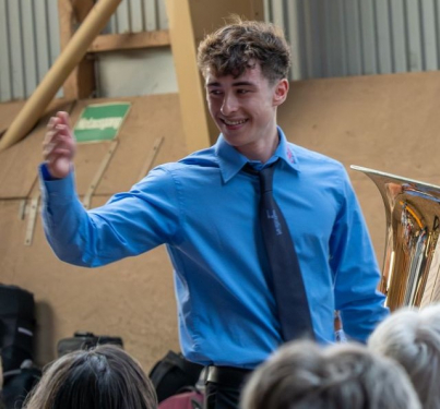 Conor flirtet mit dem Publikum, bevor er für seine Auserwählte ein Solo spielt. Conor flirtet mit dem Publikum, bevor er für seine Auserwählte ein Solo spielt.